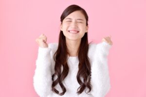 プレゼンテーションが上手くいき喜ぶ女性